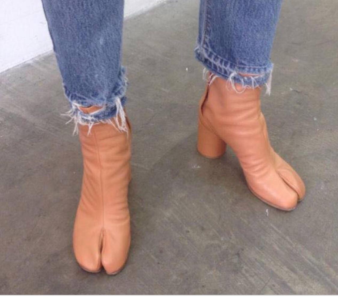 Camel toe shoe