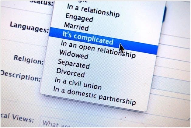 Alasan Kenapa Sebaiknya Kita Menyembunyikan Status Hubungan di Medsos |  Barisan.co