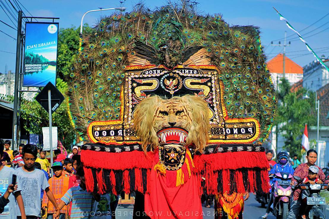 keunikan tari reog ponorogo - Brainly.co.id