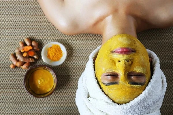 Selain Mengencangkan Kulit Wajah, 6 Manfaat Masker Kunyit Lainnya