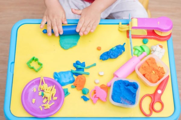Ingin Ajak Si Kecil Main Sensory Play? Ini Bahan-bahan yang Dibutuhkan