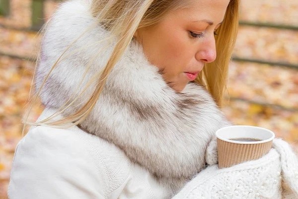 Sering Meniup Makanan Panas? Hentikan Sekarang Juga Karena Inilah Resikonya!