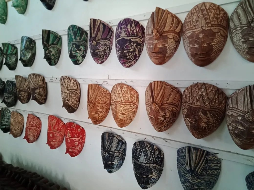 Mengenal Desa Wisata Krebet, Sentra Kerajinan Batik Kayu Beromset Miliaran  Rupiah
