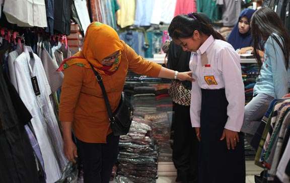 Beli Seragam Sekolah Bukan Syarat Daftar Ulang Siswa, Kata Ombudsman -  kabarminang.id