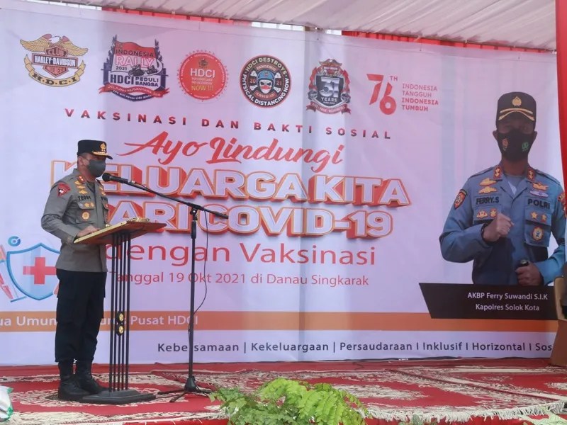 Gebyar Vaksinasi di Dermaga Danau Singkarak, Kapolda Sumbar juga Salurkan  Bansos - kabarminang.id