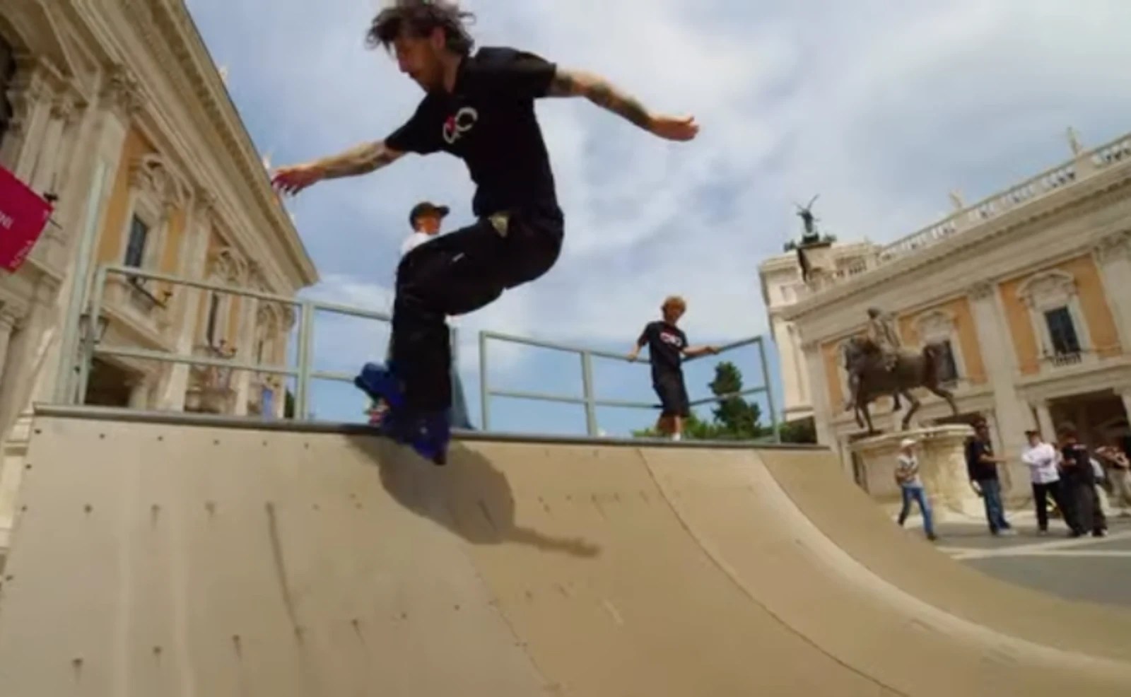 Esibizione di skateboard in piazza del Campidoglio durante la presentazione della tappa 2026 del tour mondiale