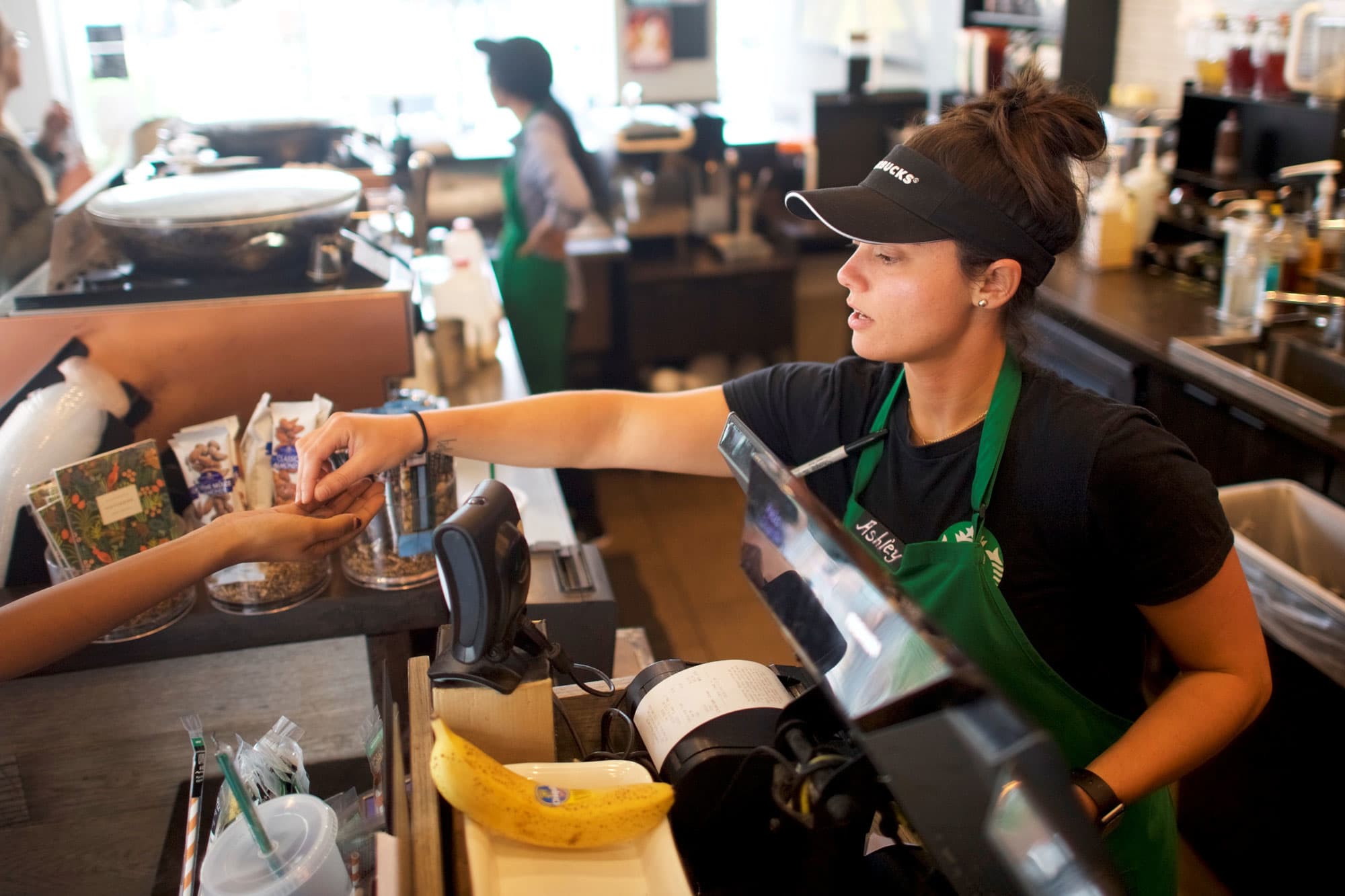 Starbucks to award bonuses to baristas, expand tipping