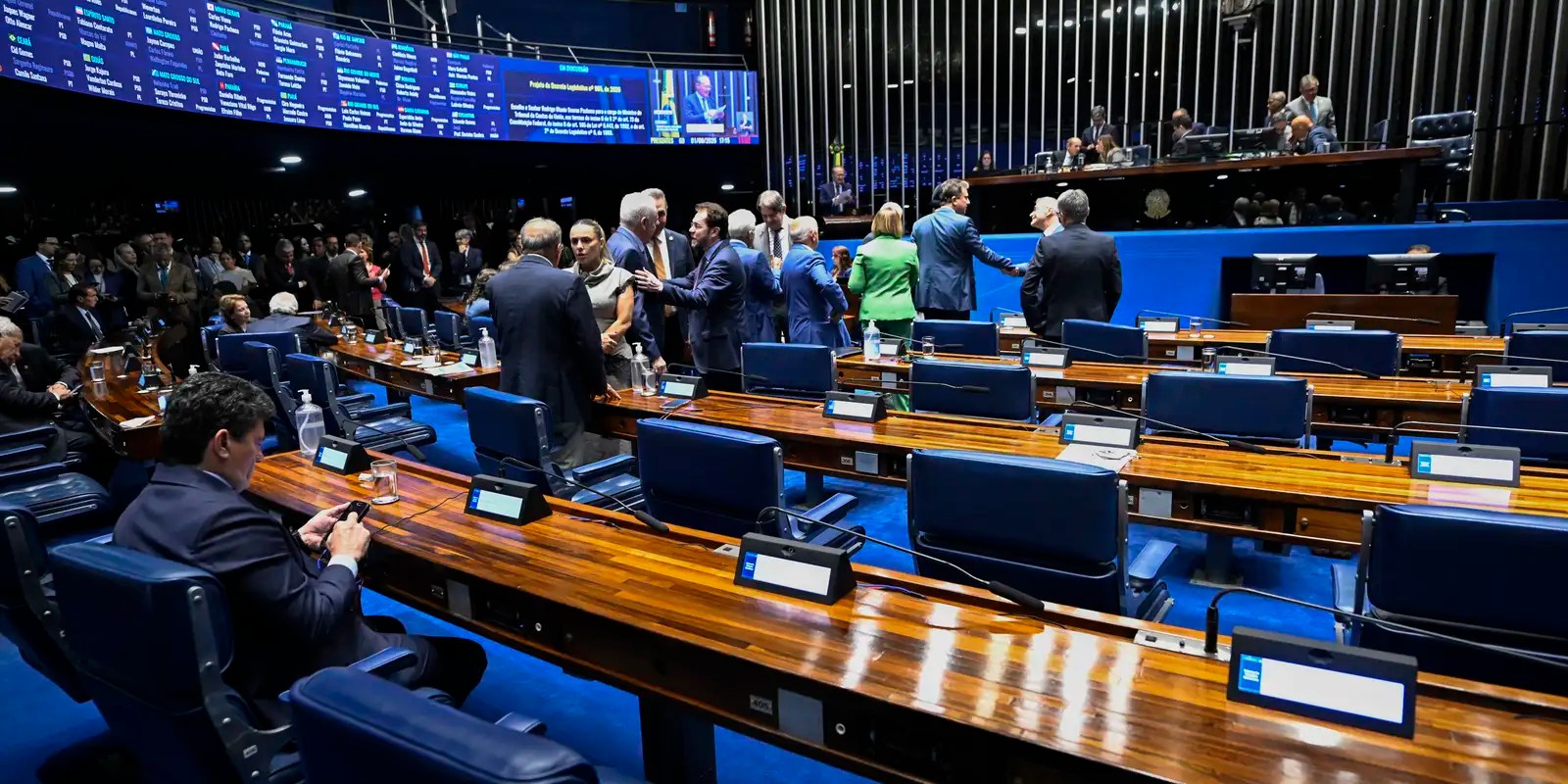 Aziz articula rito especial para levar PEC da escala 6×1 ao plenário