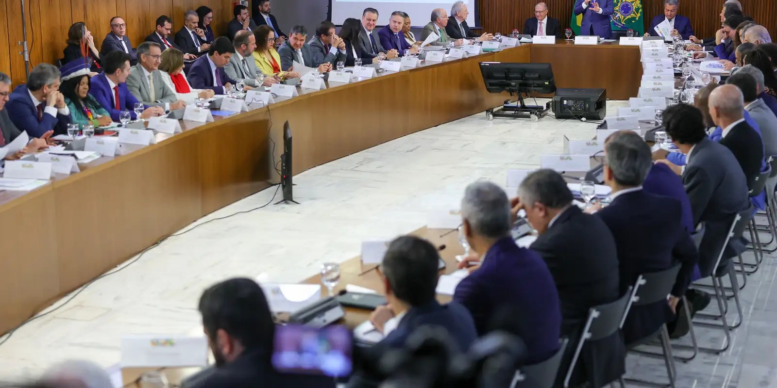 Lula orienta ministros a não criarem novos programas