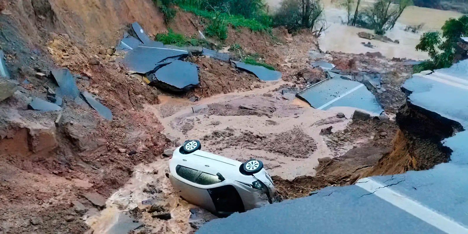 Chuvas abrem cratera e interditam trecho da BR-470, em Santa Catarina