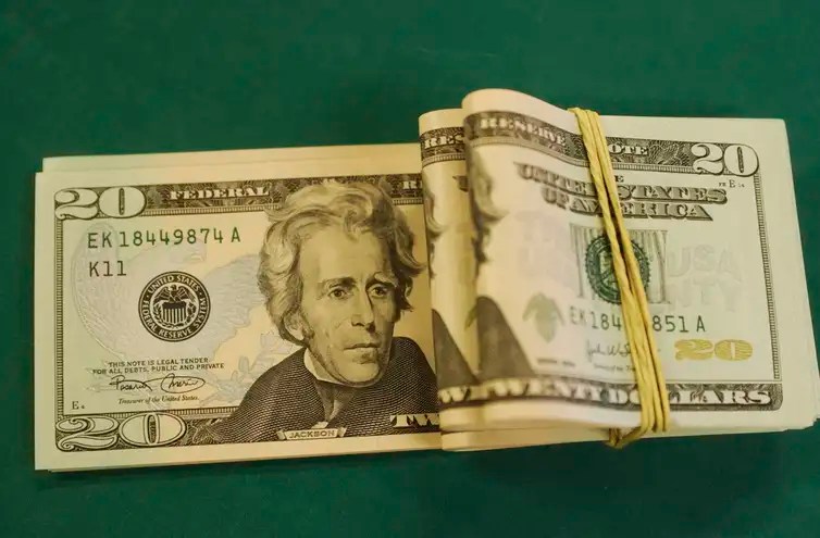 Dólar fecha em R$ 5,47 e tem maior alta mensal desde março de 2020