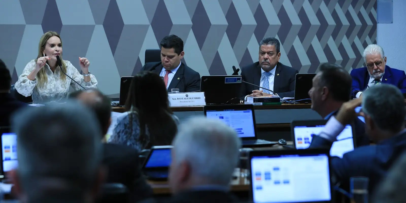 CCJ do Senado aprova PEC que permite comercialização de plasma humano