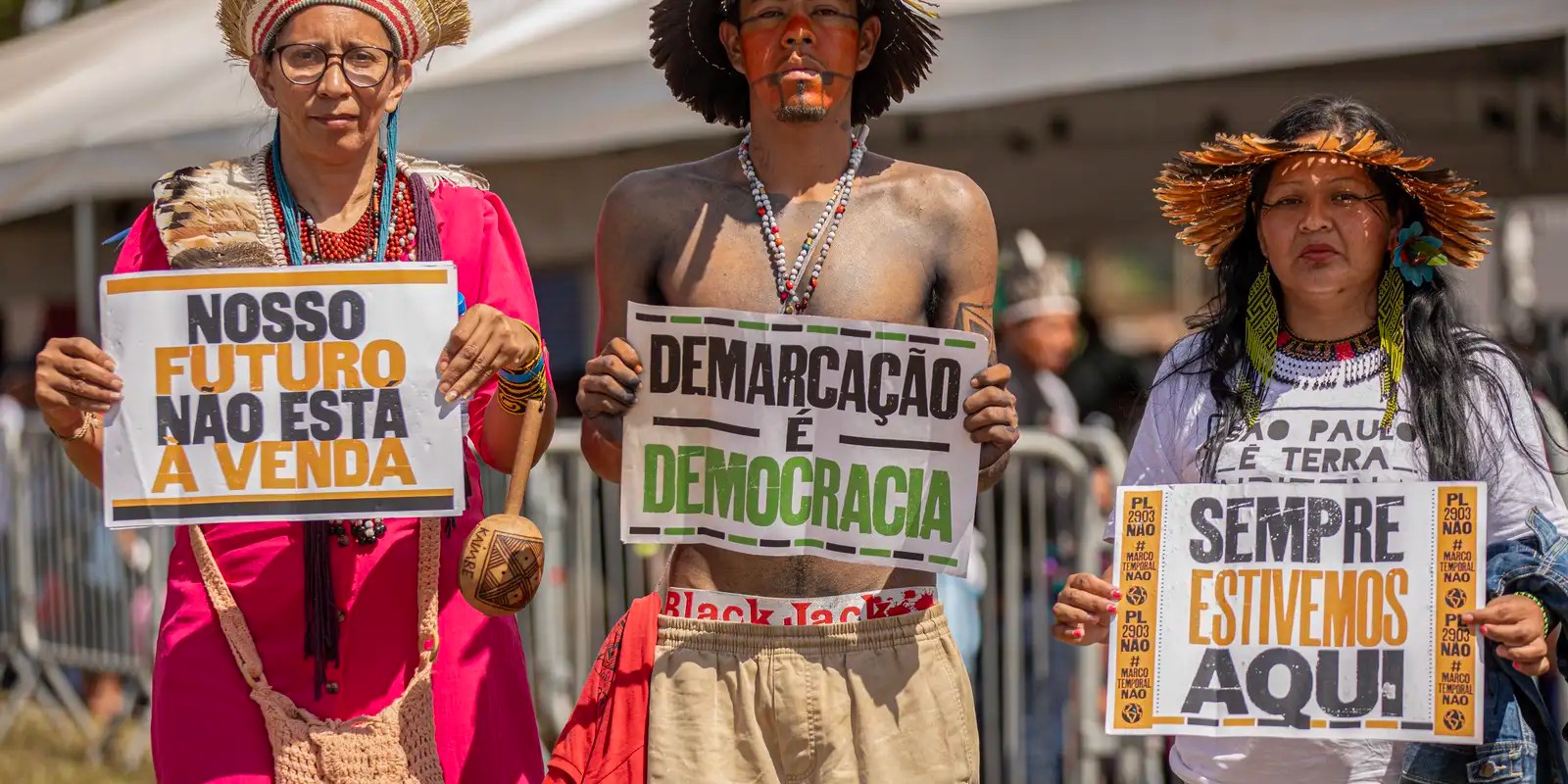 Povos indígenas marcham em Brasília contra marco temporal
