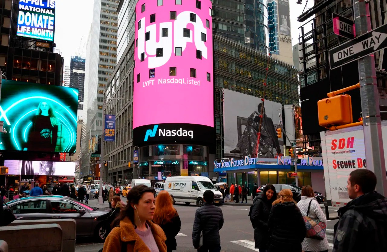 Lyft offers  billion buyback, but stock is tumbling after mixed results and outlook