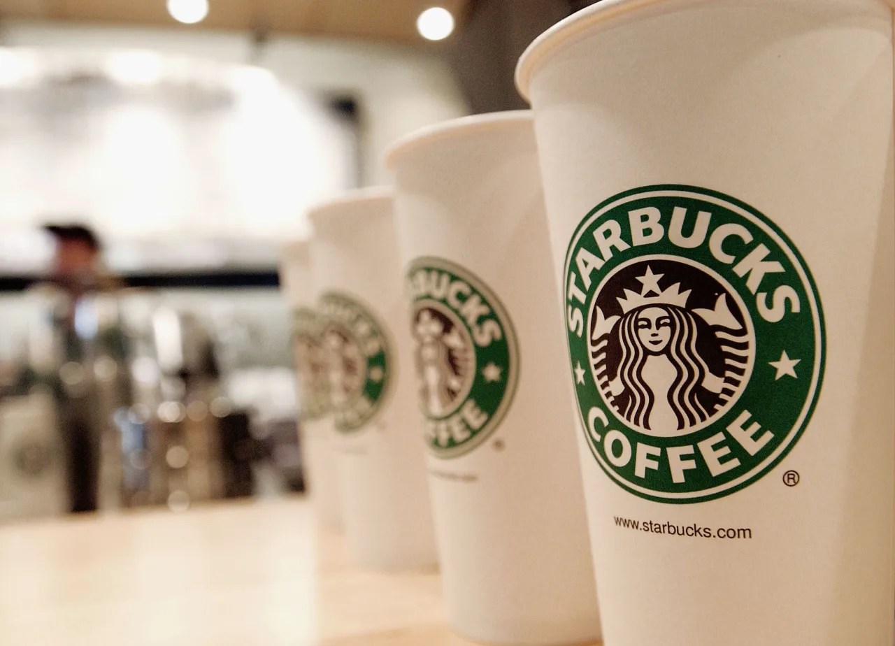 Starbucks connaît une résurgence, grâce à une clientèle plus jeune et à faible revenu
