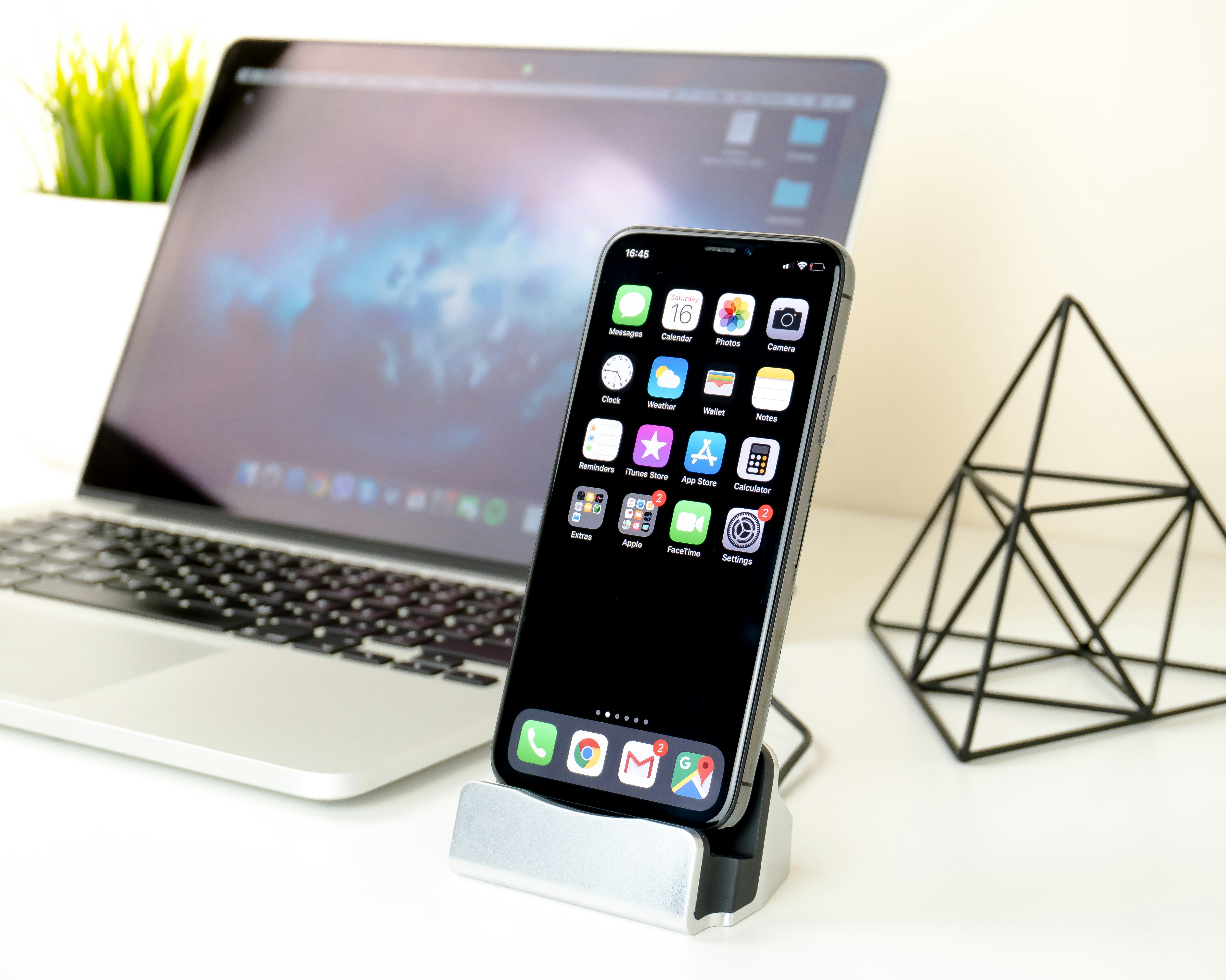 Memory squeeze hits phones and PCs as shipments fall 20%