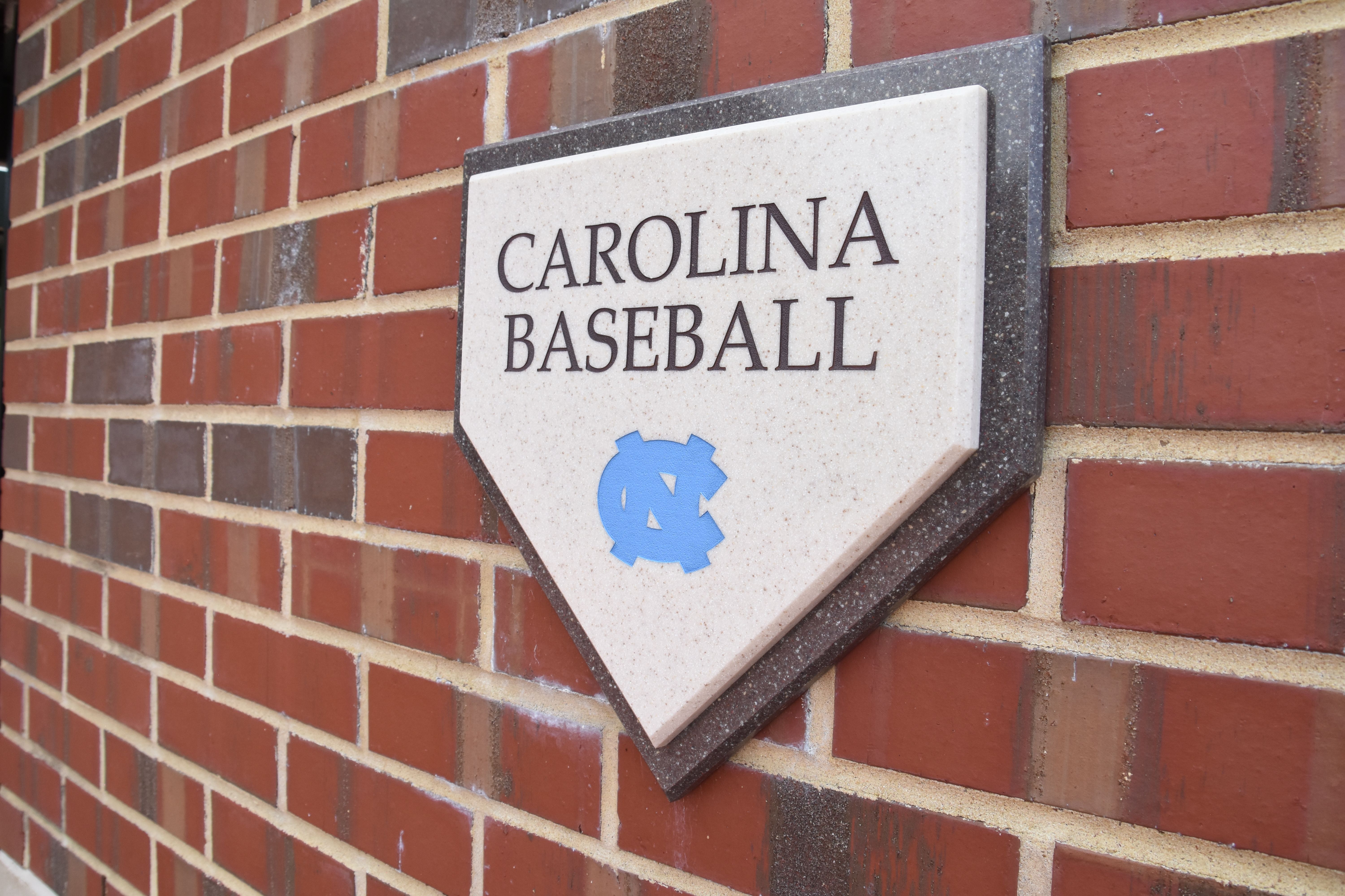 USC rallies past UNC in Game 1, 9-5