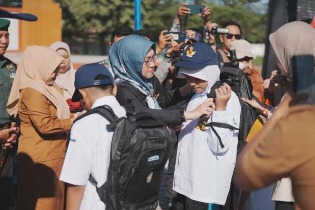 El gobierno de Gowa Regency distribuye uniformes escolares gratuitos para estudiantes de SD-SMP