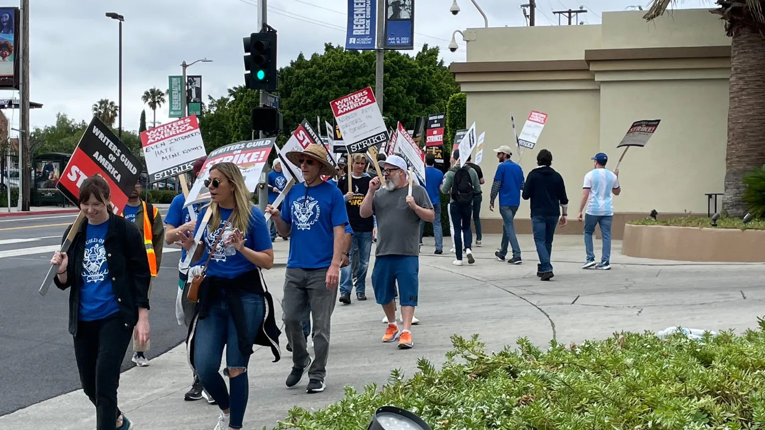Les écrivains hollywoodiens feront grève jusqu’à la fin de l’IA Les écrivains hollywoodiens feront grève jusqu’à la fin de l’IA