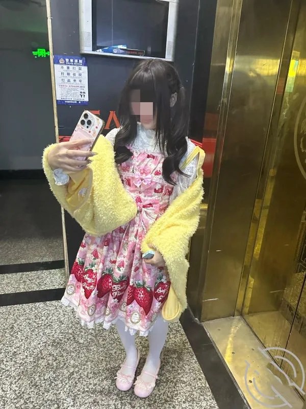 继父拿下18岁女儿跟接女儿放学车震内射女儿435M