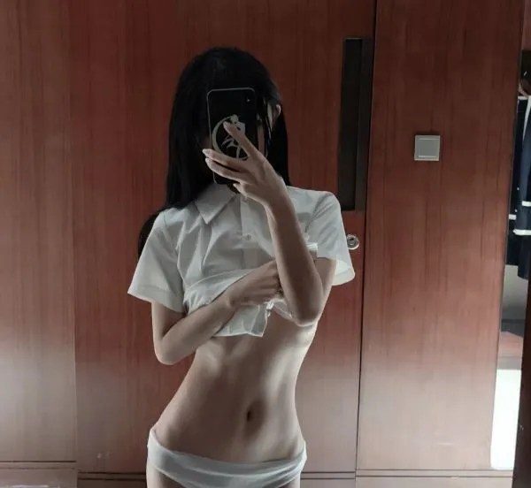 小白奶兔(点心兔) – 5分钟 Cos 双马尾萝莉 黑白丝女仆33P1V460M