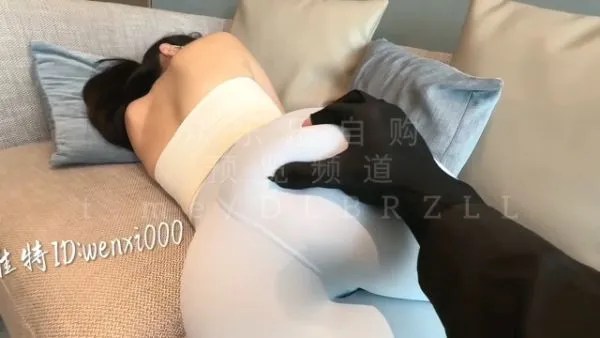 肉臀果儿 (wenxi000) -大蜜桃骚屁股被健身教练在沙发上疯狂玩弄[1v1.24g]