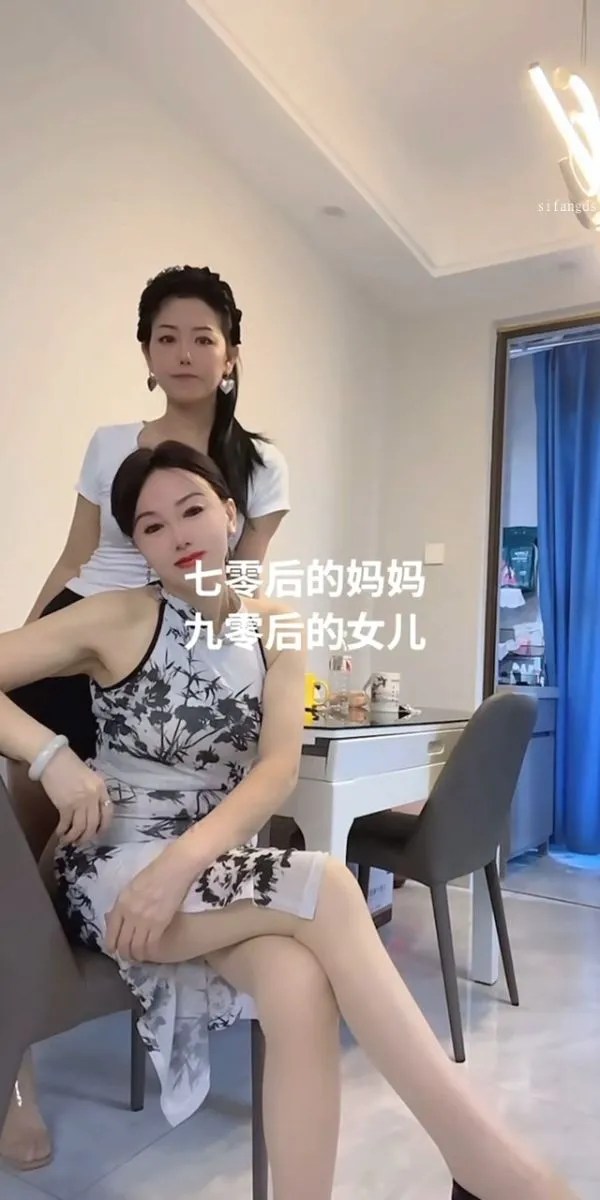 快手极品老A8熟女-与众不同的妈妈-高价骚话自慰福利[15V,1.37G]