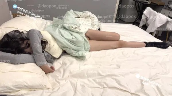 元歌的恋爱日记-23号女主05年女大不胜酒力微醺了就被捡回家了[15V2.01G]