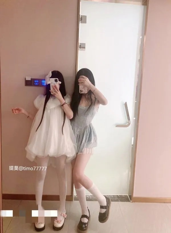 timo77777提莫-白瘦幼萝莉和闺蜜一起伺候金主爸爸双飞[134MB]