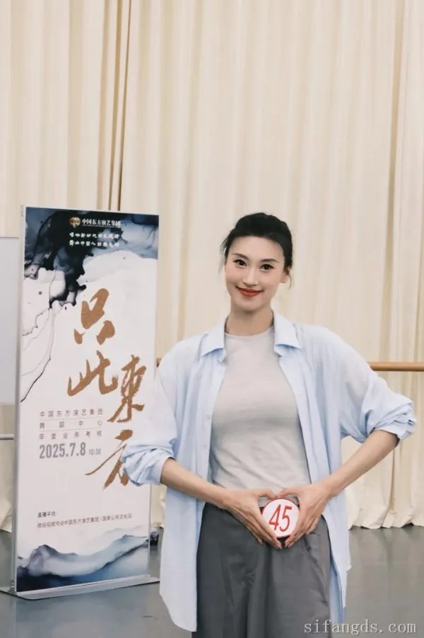 极品泄密东方演艺集团舞蹈演员和男友性爱不雅视频 附生活照流出[44V3.35GB]