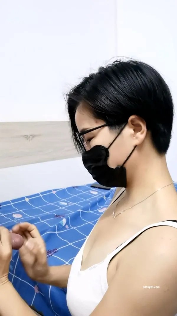 抖音风骚短发眼镜御姐@不是女王-脸穴同框M腿丝袜自慰挤奶手炮足交骚穴特写[33V3.5GB]