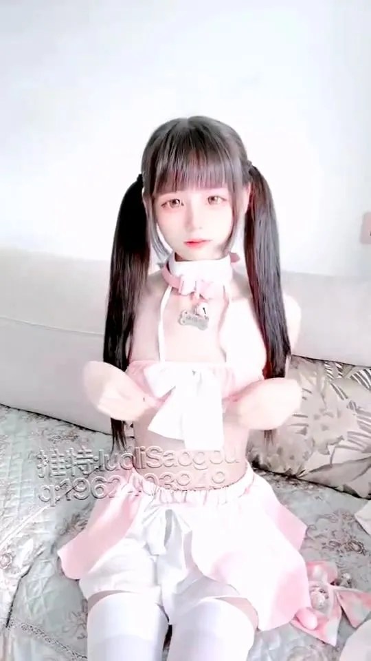 颜值萝莉小雯-对镜展示身材猫爪白丝勾人小妖精清纯淫靡并存[4V1.61GB]
