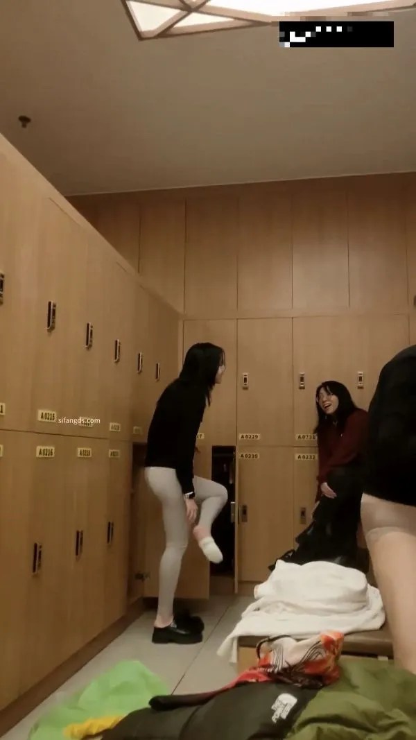 少女时代-潜入洗浴会所更衣室偷拍明星脸的极品美女身材太好直接腿玩年[915MB]