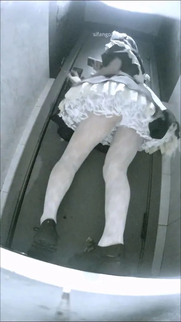夜总会酒吧女厕后拍各种黑丝高跟 美女如云性感圆臀高跟美女拉完大号换安全裤[15V918MB]