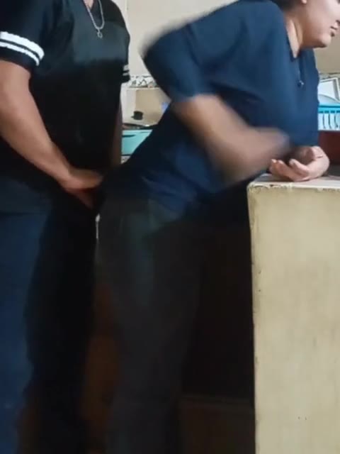 Menyetubuhi Karyawan Saat Mencuci Piring Hampir Ditemukan Oleh Istriku X Hamster