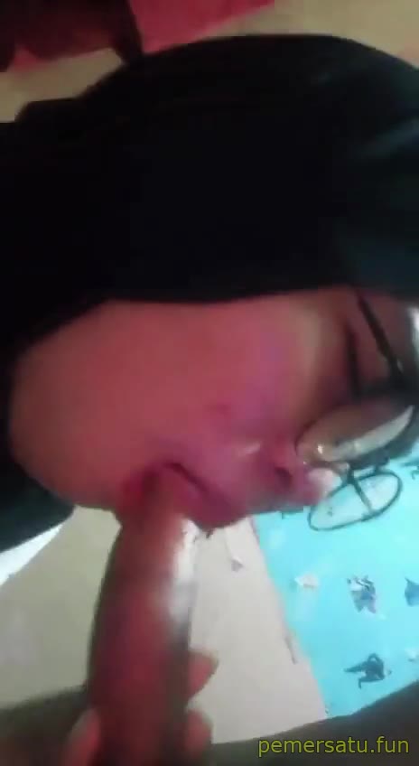 Abg Hijab Kacamata Sepong Kontol Crot Banyak
