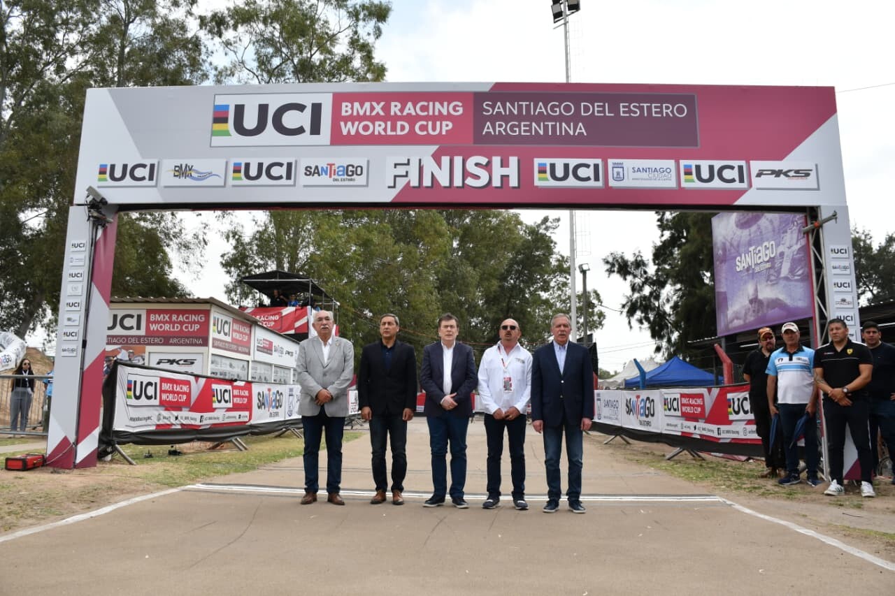 EL GOBERNADOR ZAMORA ESTUVO PRESENTE EN LA COPA DEL MUNDO UCI BMX RACING QUE SE DISPUTA EN LA PROVINCIA