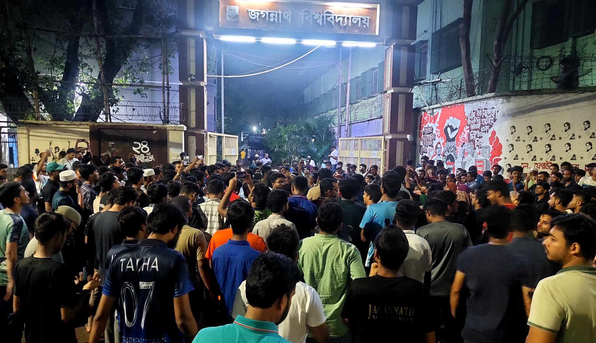 বন্যার জন্য ভারতকে দায়ী করে জগন্নাথ বিশ্ববিদ্যালয়ে শিক্ষার্থীদের বিক্ষোভ