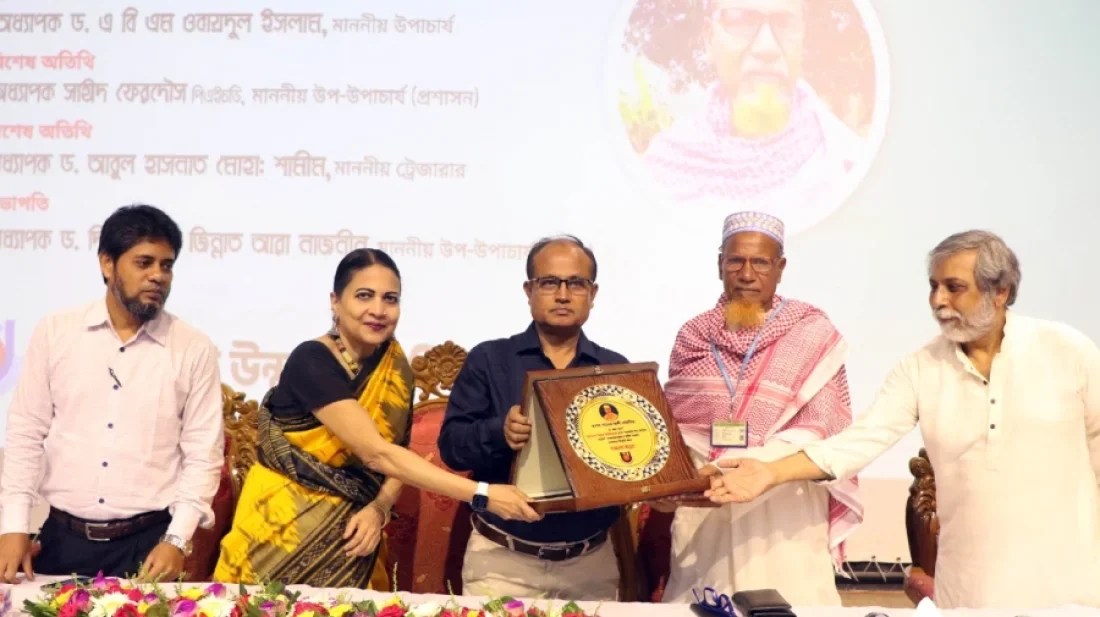 ৭৫ বছর বয়সে বিএ পাশ, বাউবির সংবর্ধনা পেলেন সাদেক আলী প্রামাণিক