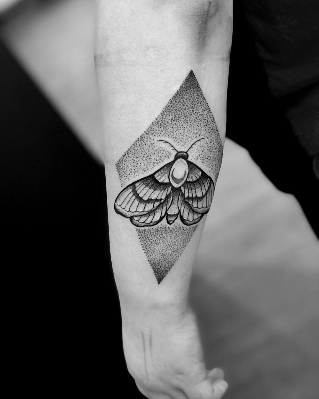 🔥🔥 Moth Tattoo: The Complete Guide (Meaning And Designs!) 1350_x_1080_jpg