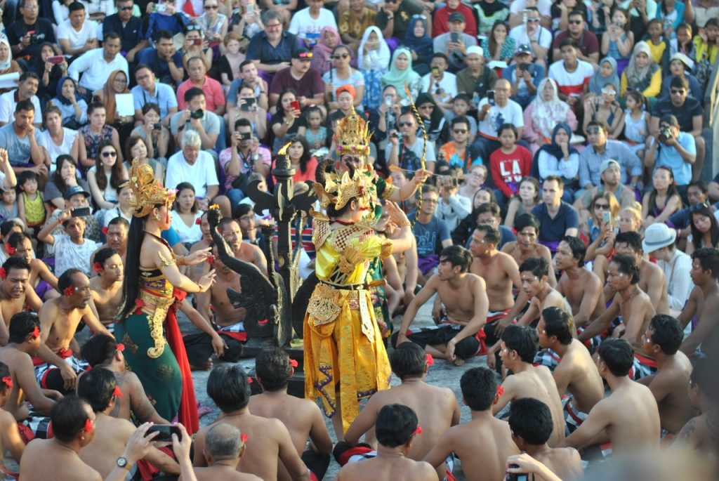 Nonton Tari Kecak di Tebing Karang Uluwatu - Sekelumit Cerita Kala Senja