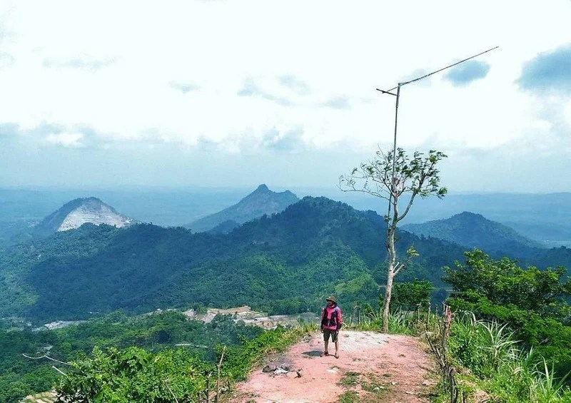 Menikmati Pemandangan Alam dari Atas Bukit di Puncak Sempur Karawang | jadiberita.com