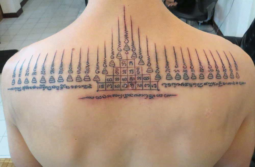 Sak Yant, Les Tatouages Au Pouvoir Magique | Jamais Vulgaire, Blog Mode Homme, Tests Marques Mode Homme 658_x_1000_gif