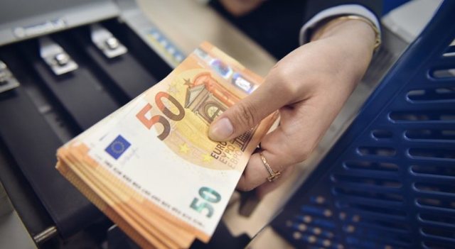 Euro im freien Fall, europäische Währung erreicht einen weiteren historischen Tiefstand