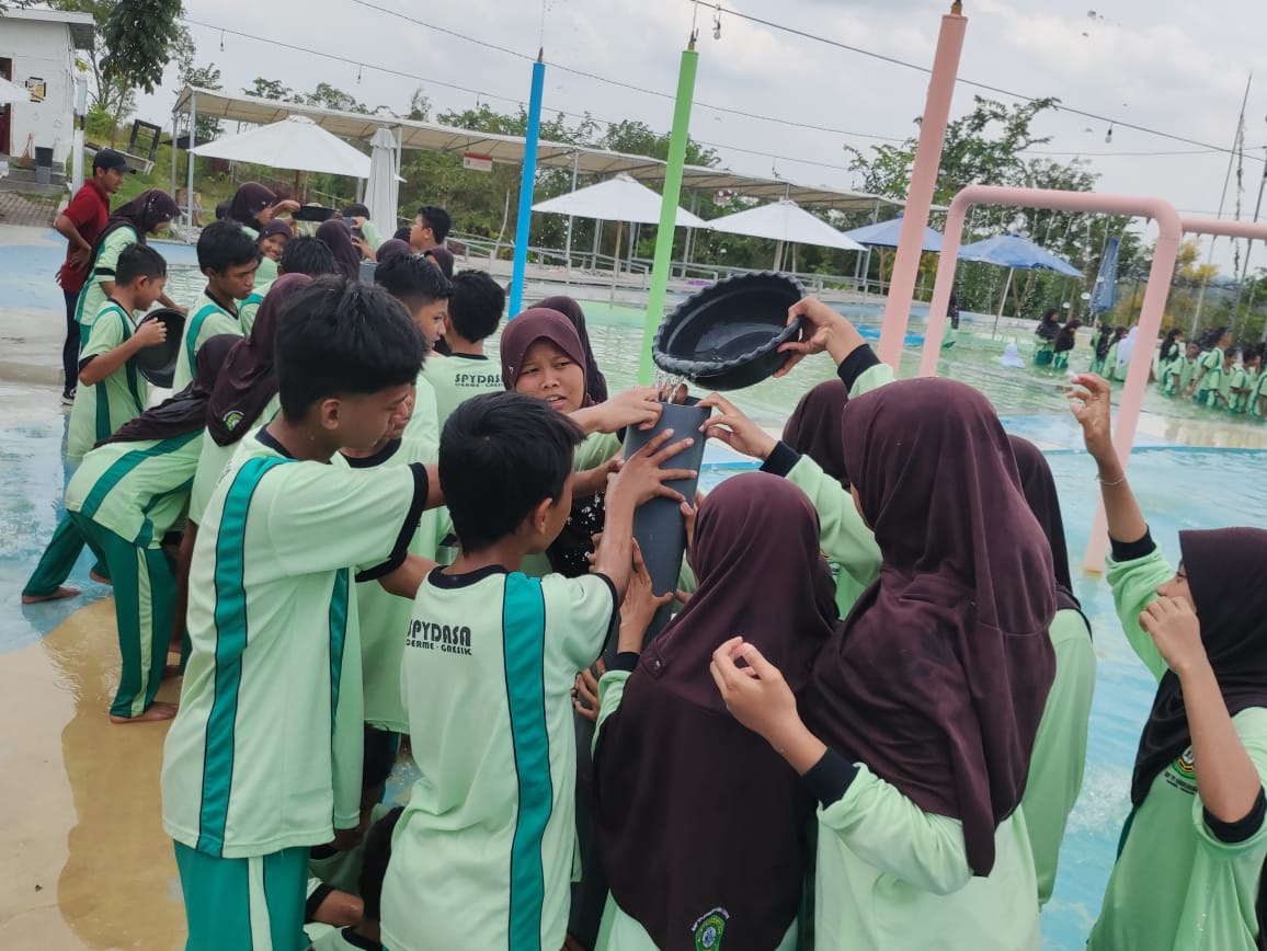 Agar Belajar Lebih Menyenangkan, SMP YPI Darussalam 1 Cerme Ajak Siswa Ajak main bocah smp - doodsbox