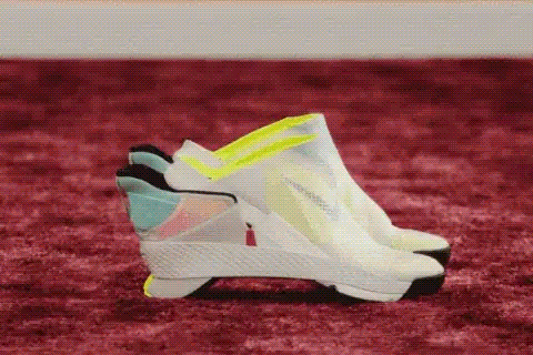 手を使わずに着脱可能な Nike GO Flyease が登場