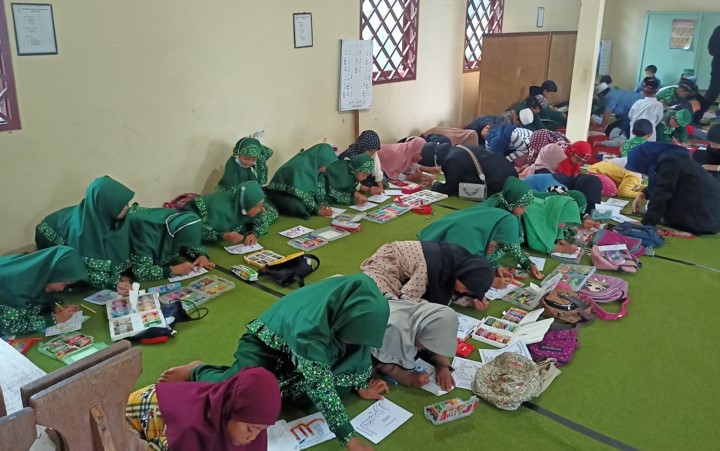 Mengasah Kreativitas Menuangkan Ide Dalam Mewarnai Kaligrafi Asmaul Husna Pmm 18 Di Tpq Al- Fattah Di Desa Sumberejo Kec. Batu-Malang | Jurnalpost 451_X_720_jpg
