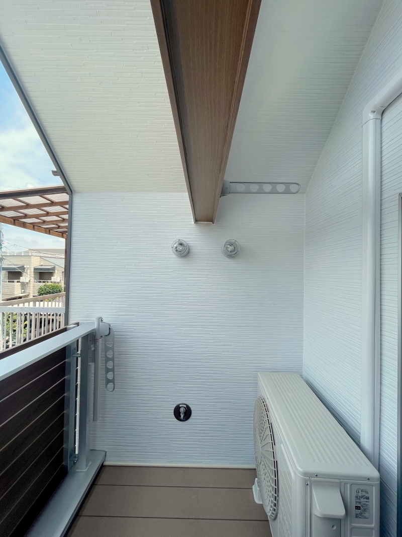 木造戸建て住宅で洗濯物を雨雪日に干せる屋根付き半屋外バルコニー物干し金物 | 建築家31会