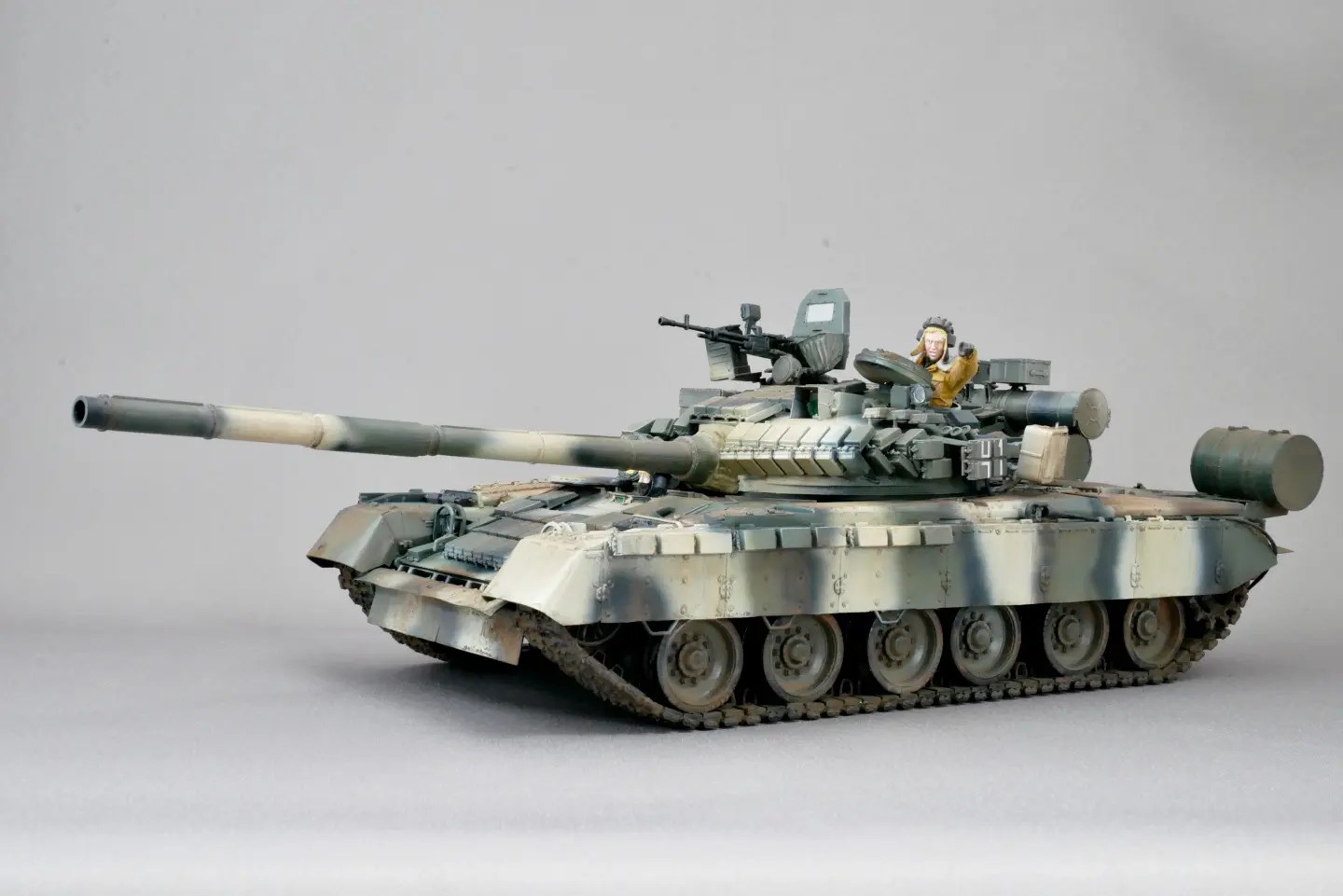 ロシア軍 T-80BV 主力戦車 トランペッター 1/35 プラモデル製作手順