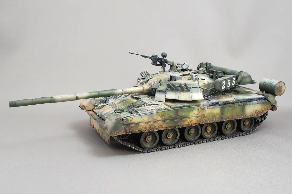 ロシア軍 T-80BV 主力戦車 トランペッター 1/35 プラモデル製作手順